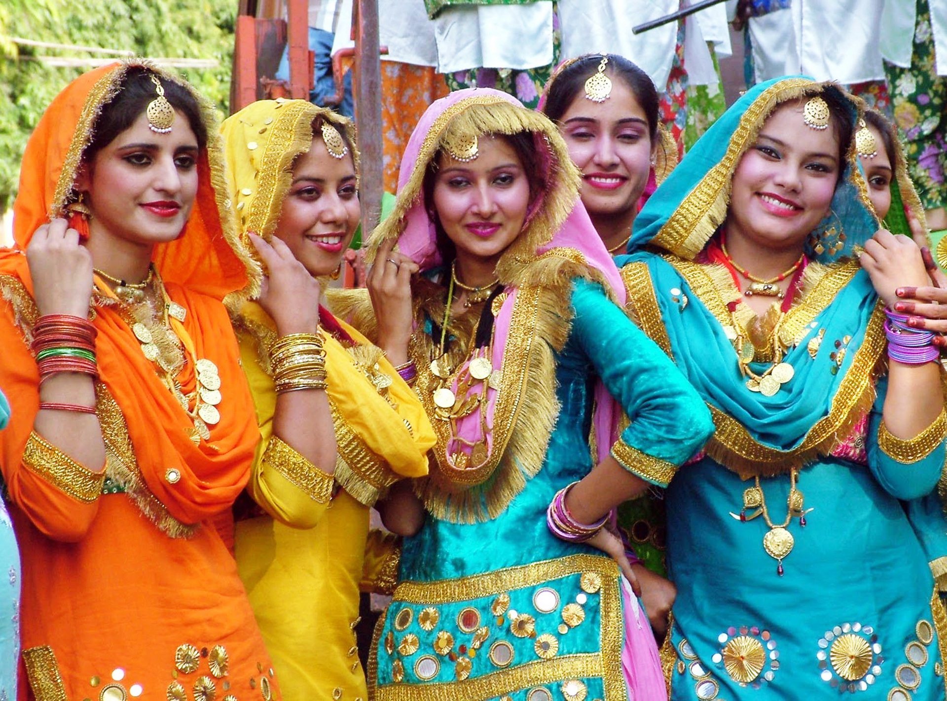 fond d'écran de groupe de filles,un événement,amusement,loisir,sourire,la cérémonie