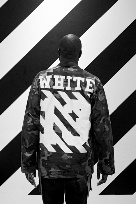 하얀 브랜드 벽지 끄기,겉옷,재킷,검정색과 흰색,운동복,소매