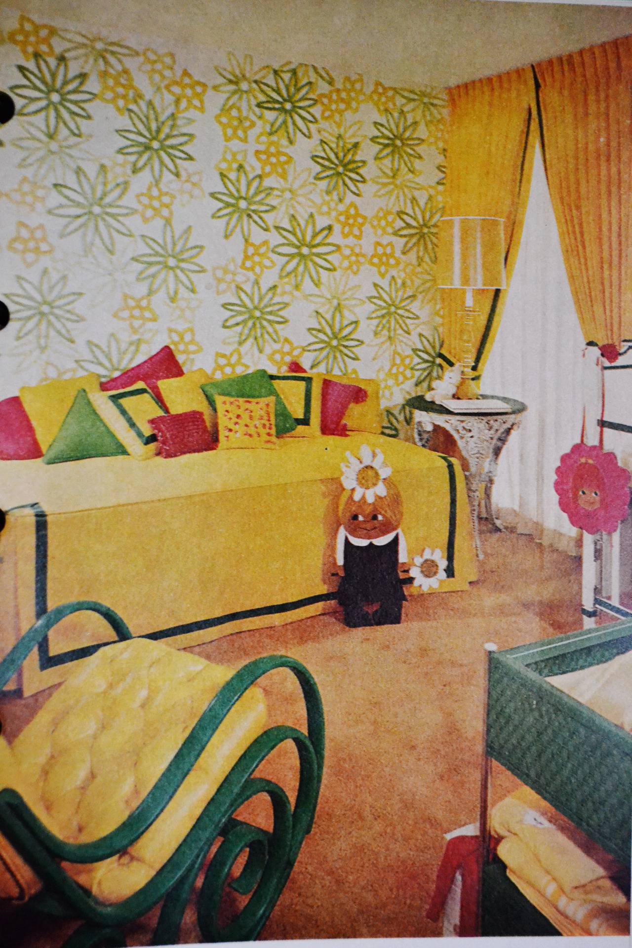 carta da parati stile anni '60,camera,interior design,giallo,mobilia,parete