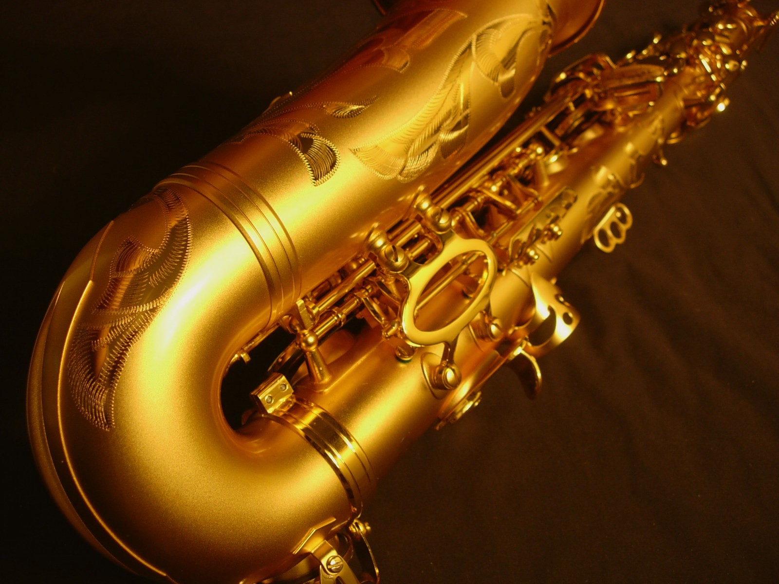 fondo de pantalla de saxofón hd,instrumento de cobre,instrumento musical,música,saxofón barítono,saxofón