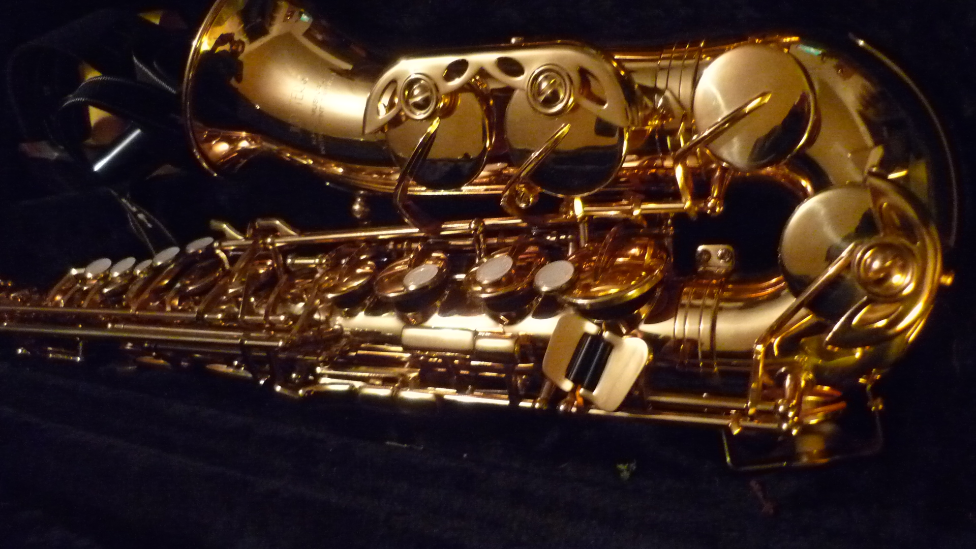 sax wallpaper hd,musical instrument,brass instrument,wind instrument,baritone saxophone,saxophone