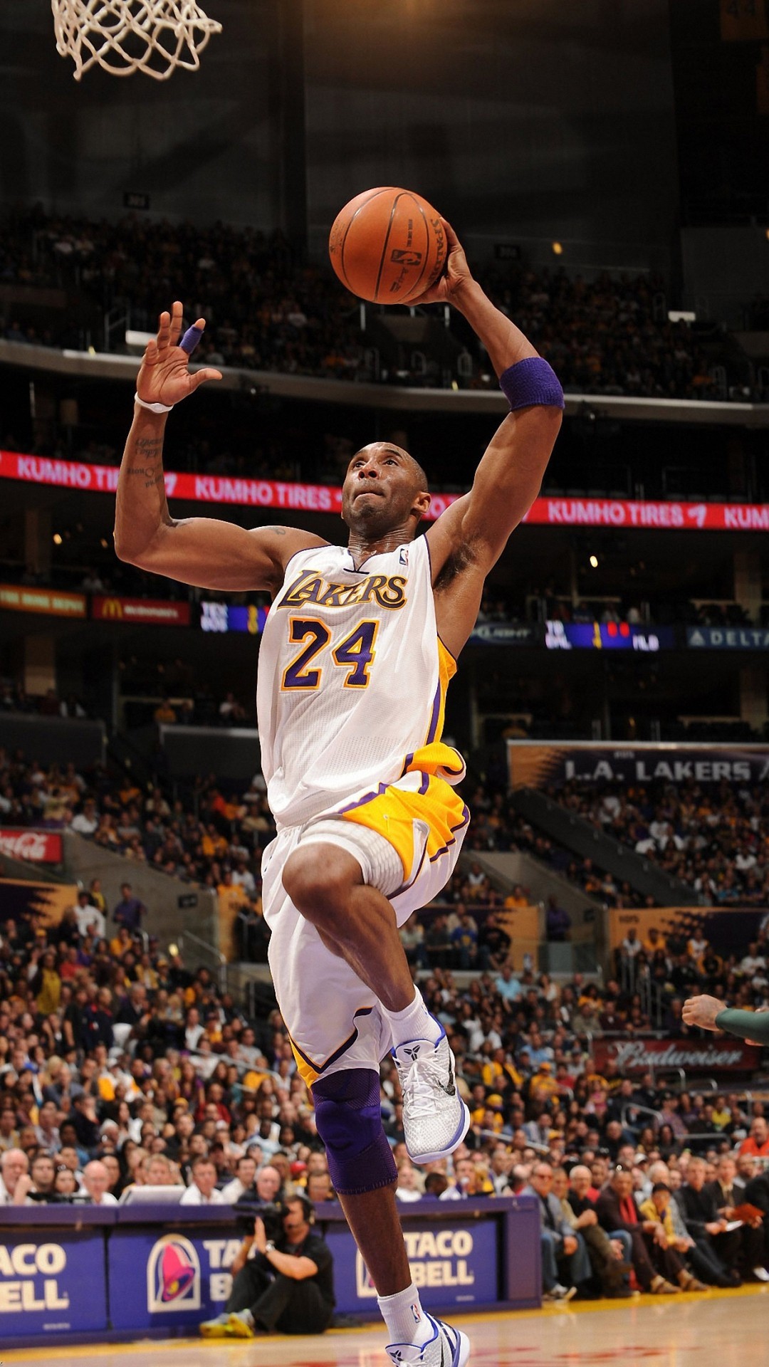 kobe ​​fondo de pantalla para iphone,movimientos de baloncesto,deportes,jugador de baloncesto,baloncesto,clavada