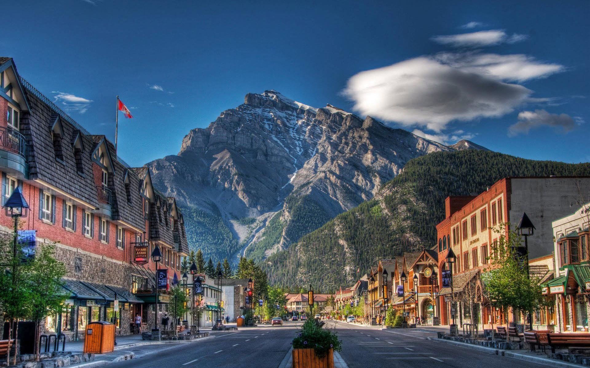 le papier peint de la ville,ville,montagne,ciel,chaîne de montagnes,paysage naturel