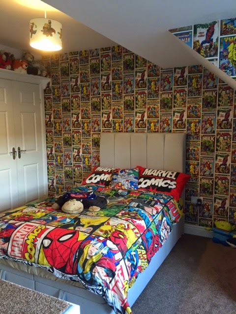 壁のスーパーヒーローの壁紙,寝室,ベッド,ルーム,家具,ベッドシーツ