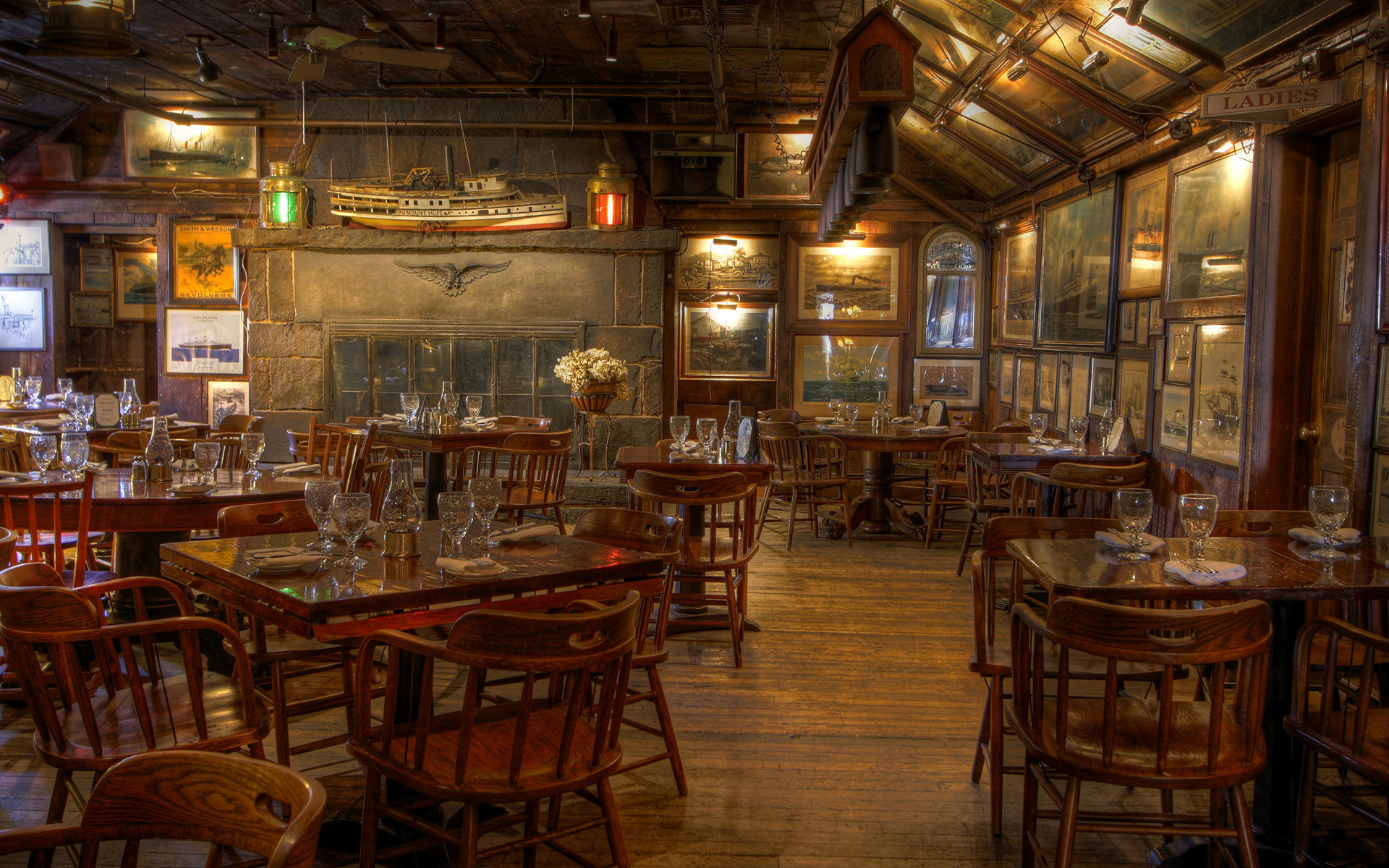 wallpaper inn,building,restaurant,tavern,room,table