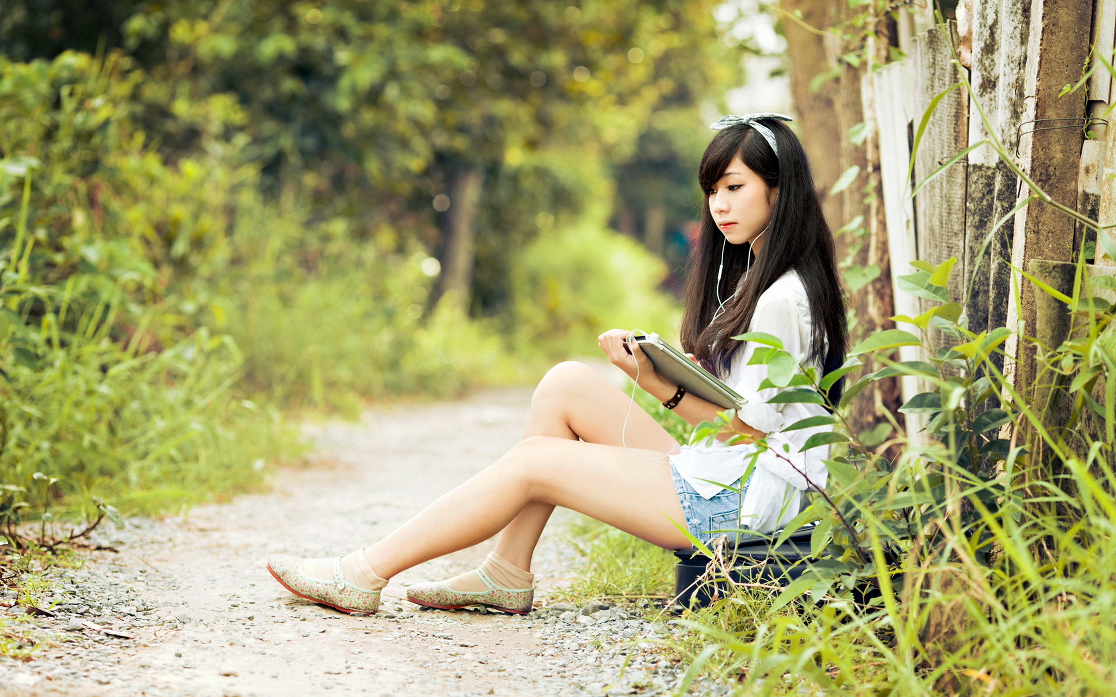 fondo de pantalla de mujeres asiáticas,fotografía,belleza,sentado,árbol,césped