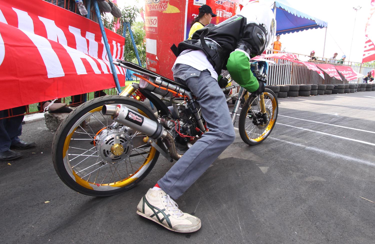 fondo de pantalla de bicicleta de arrastre,motociclismo,vehículo de motor,vehículo,motocicleta,ejecutante del truco