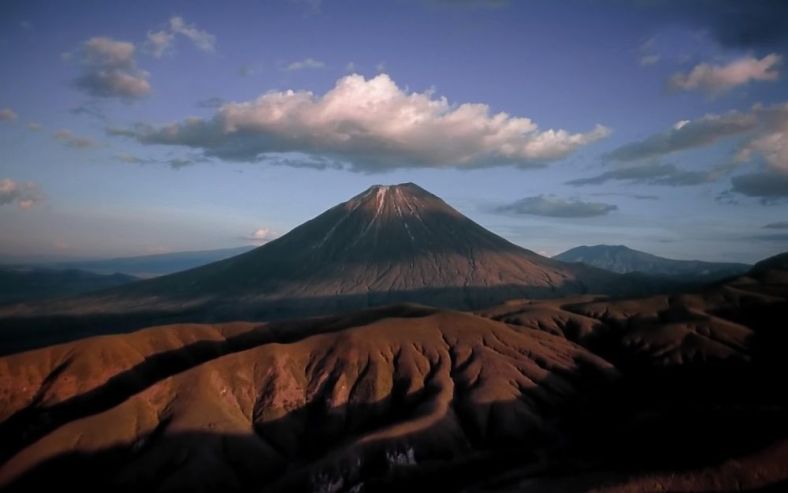 fondo de pantalla de kilimanjaro,montaña,cielo,naturaleza,estratovolcán,cordillera