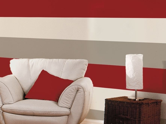 carta da parati a righe grigie e crema,rosso,soggiorno,mobilia,camera,divano