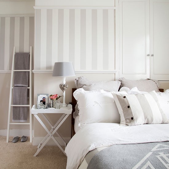회색과 크림 스트라이프 벽지,가구,침실,하얀,방,침대