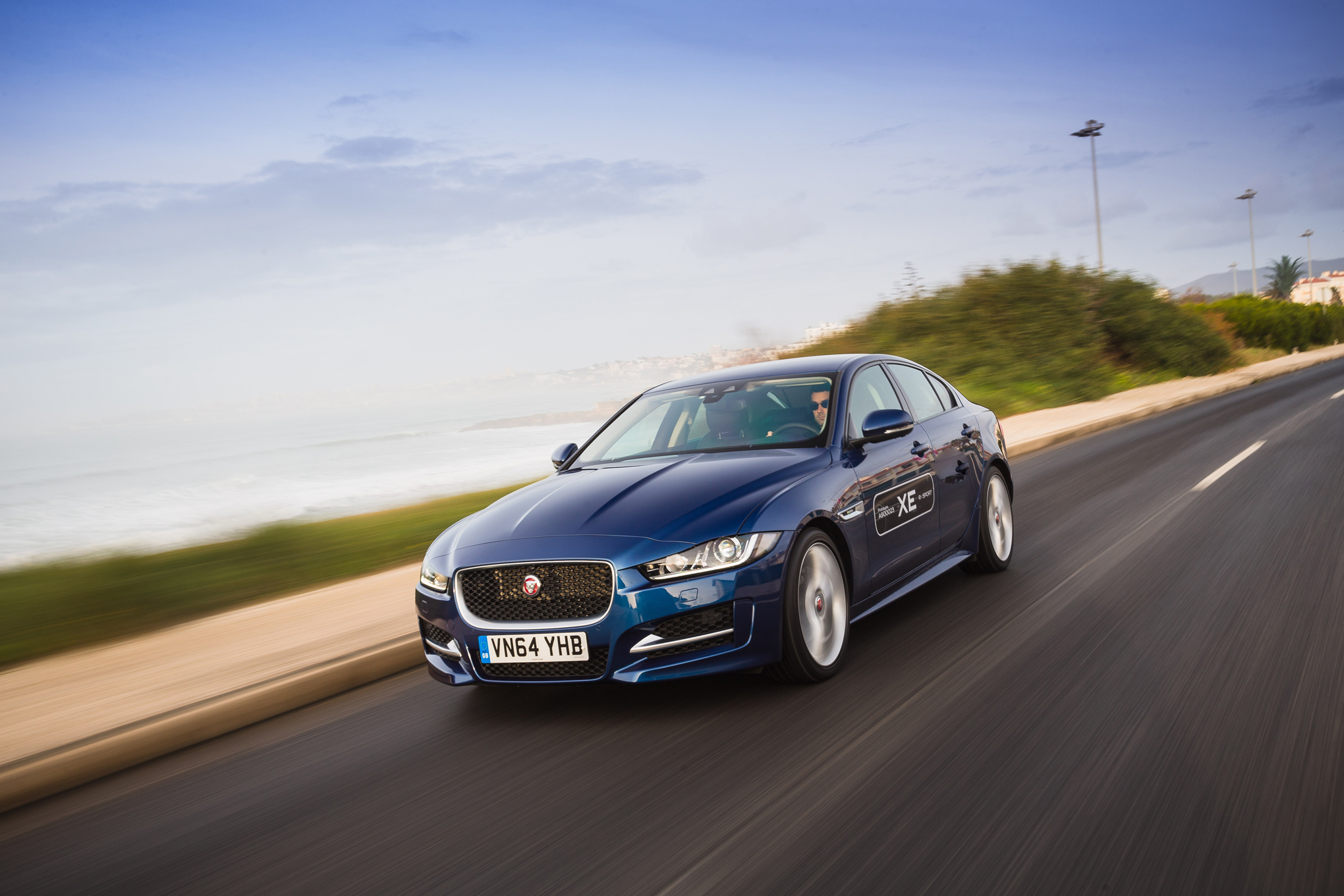 fond d'écran jaguar xe,véhicule terrestre,véhicule,voiture,véhicule de luxe,voiture de luxe personnelle