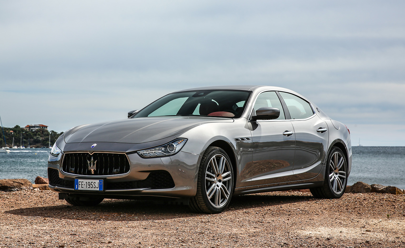 fond d'écran maserati ghibli,véhicule terrestre,véhicule,voiture,véhicule de luxe,voiture de performance