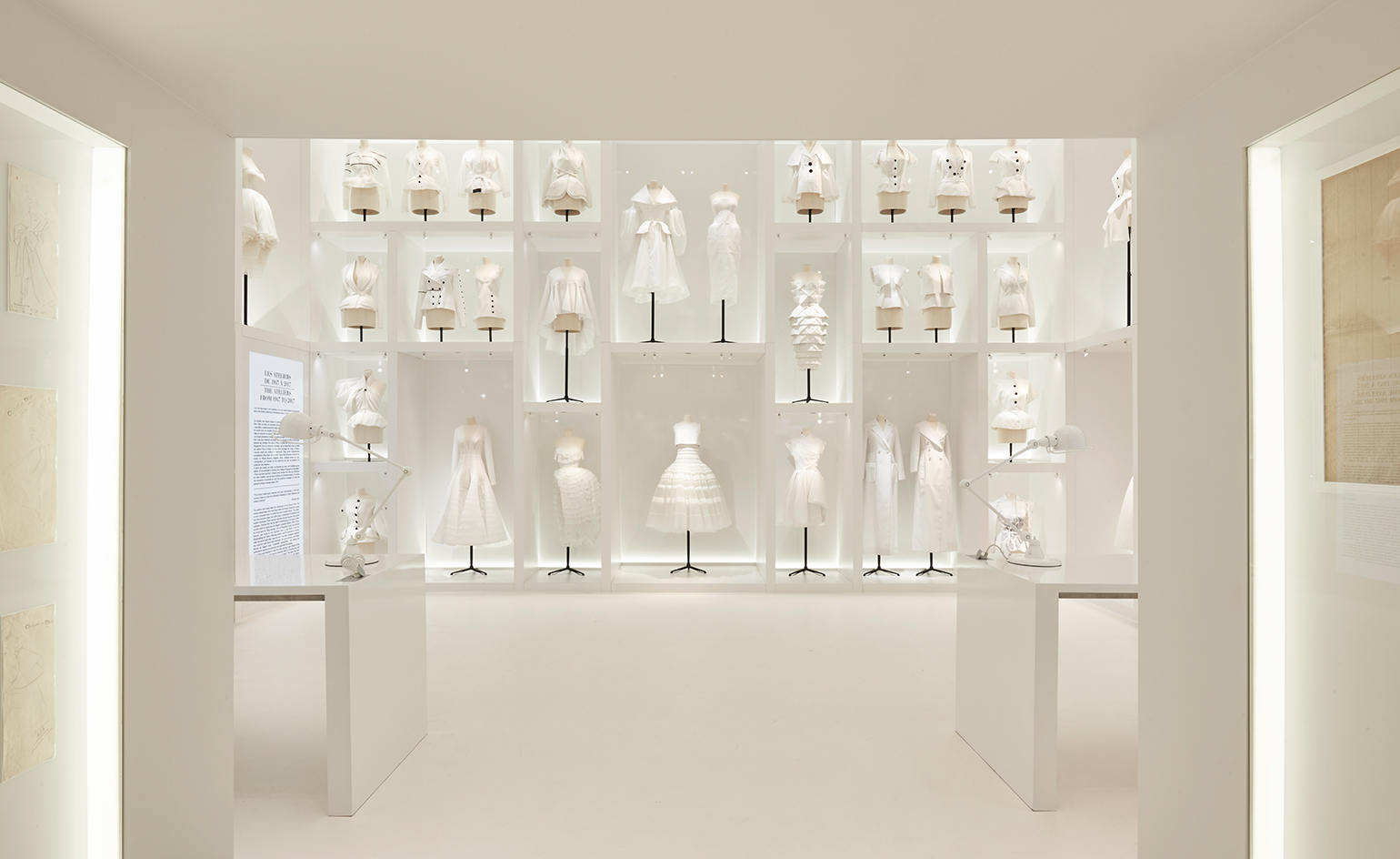 ディオールの壁紙 白い 点灯 ルーム インテリア デザイン 壁 Wallpaperuse