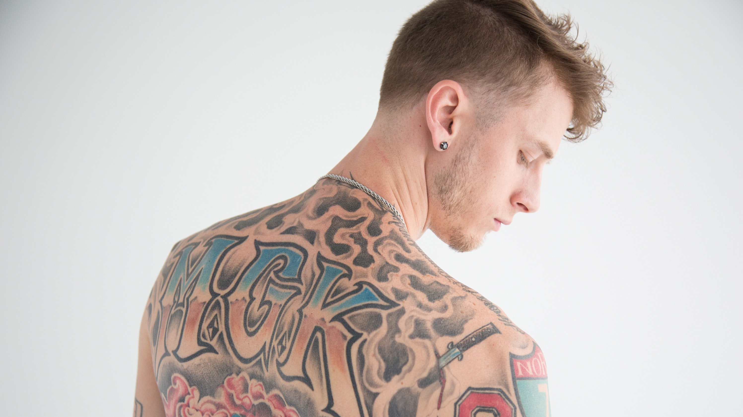 machine gun kelly fond d'écran,tatouage,épaule,cheveux,retour,coiffure