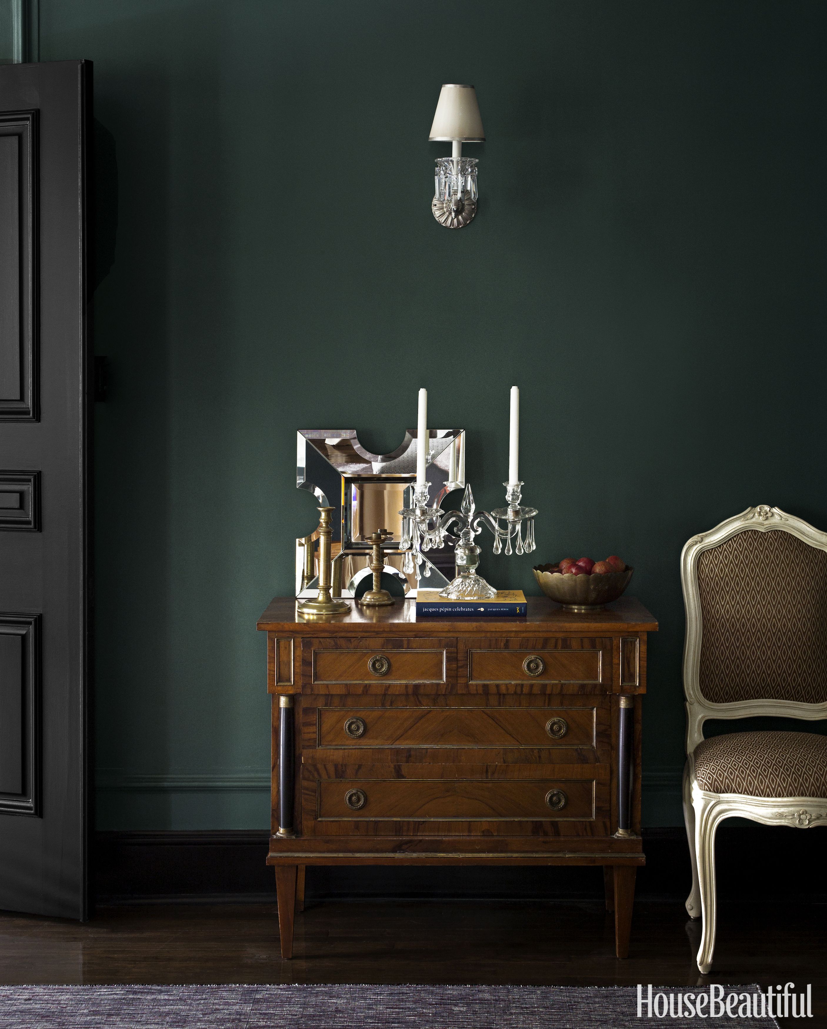 papel pintado verde oscuro para paredes,mueble,habitación,cajonera,mesa,cajón