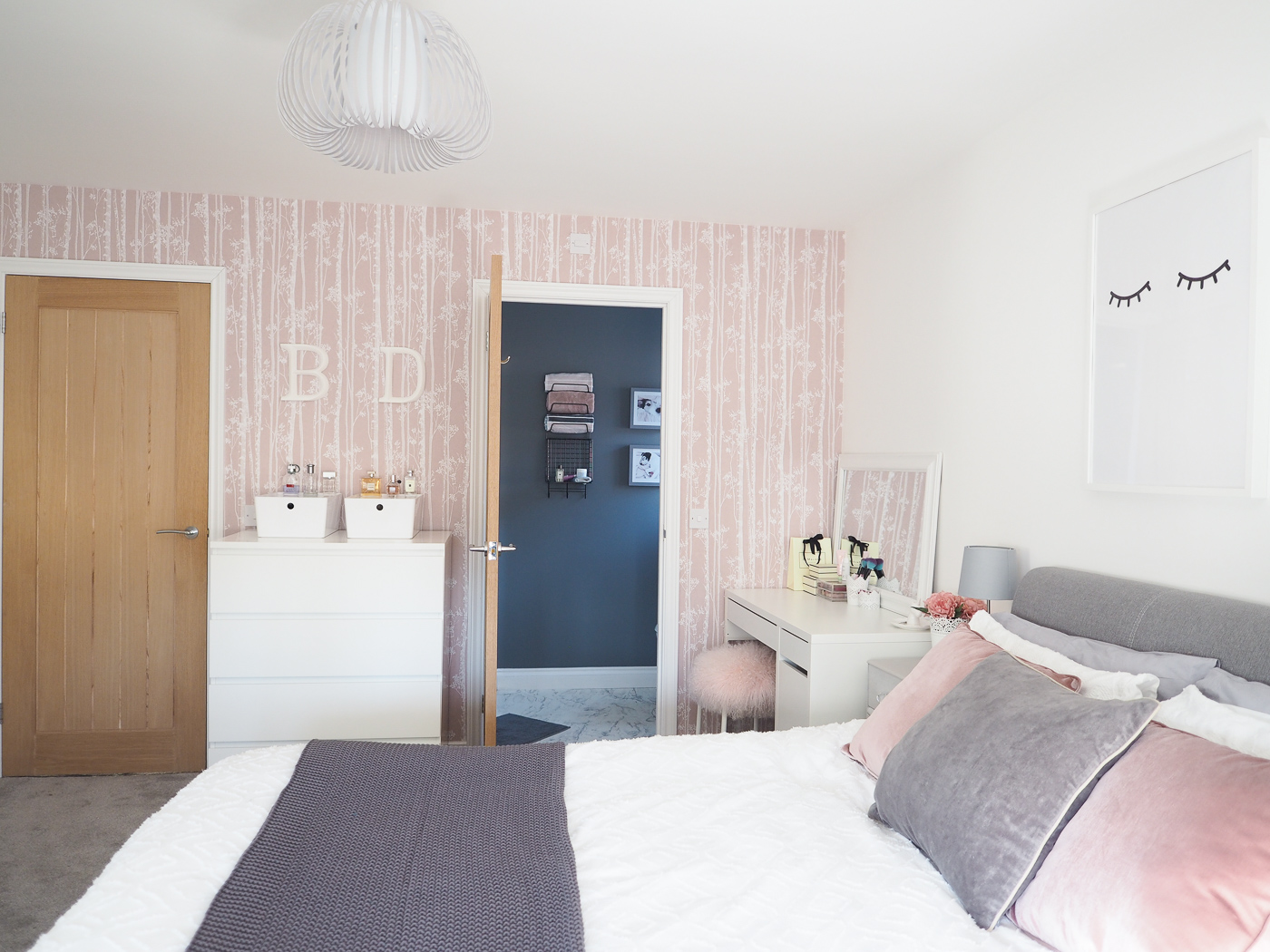 분홍색과 회색 침실 벽지,침실,방,가구,특성,침대