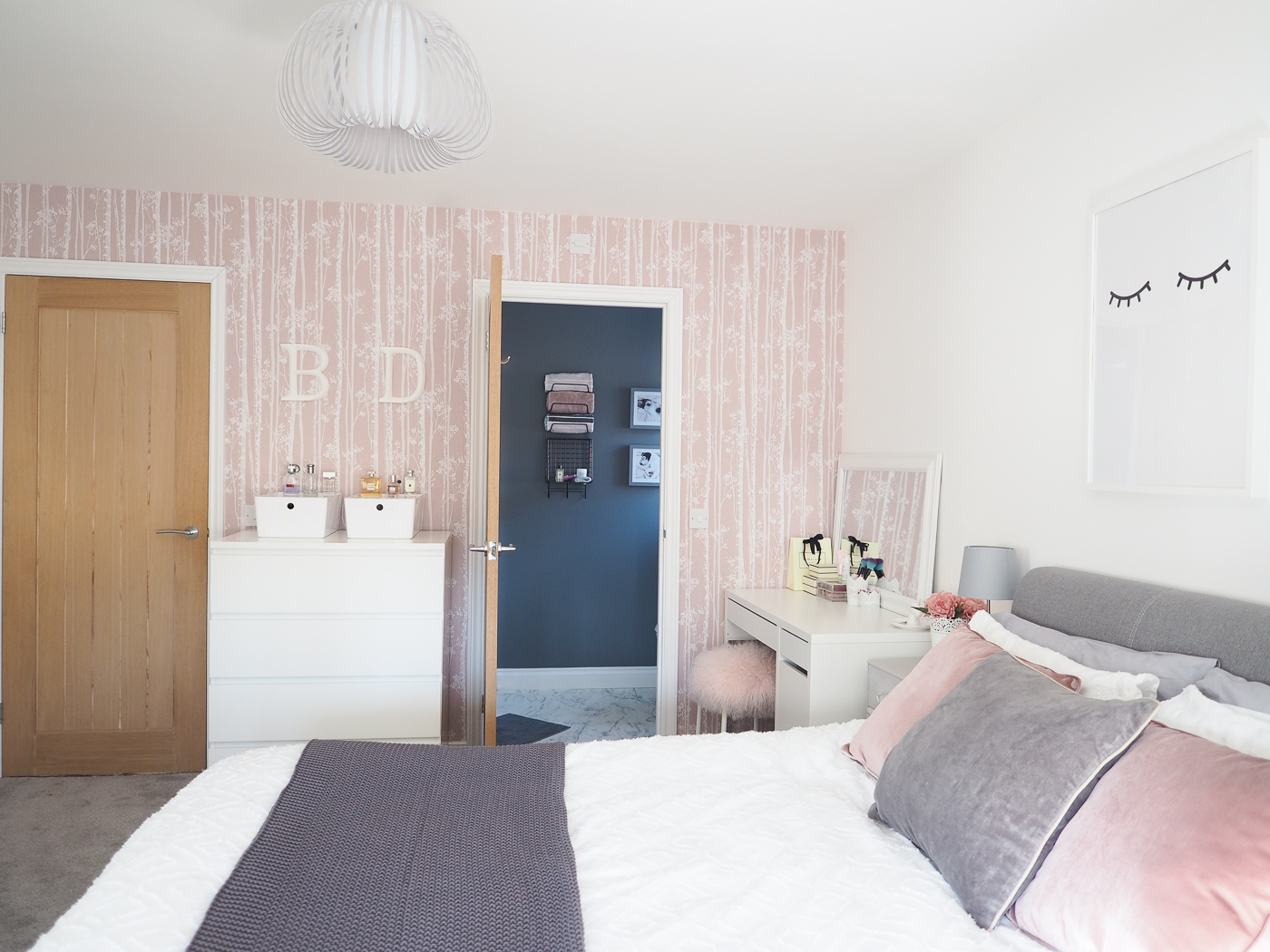 Grey And Pink Bedroom With Pink Wallpaper Pink Wallpaper And Grey