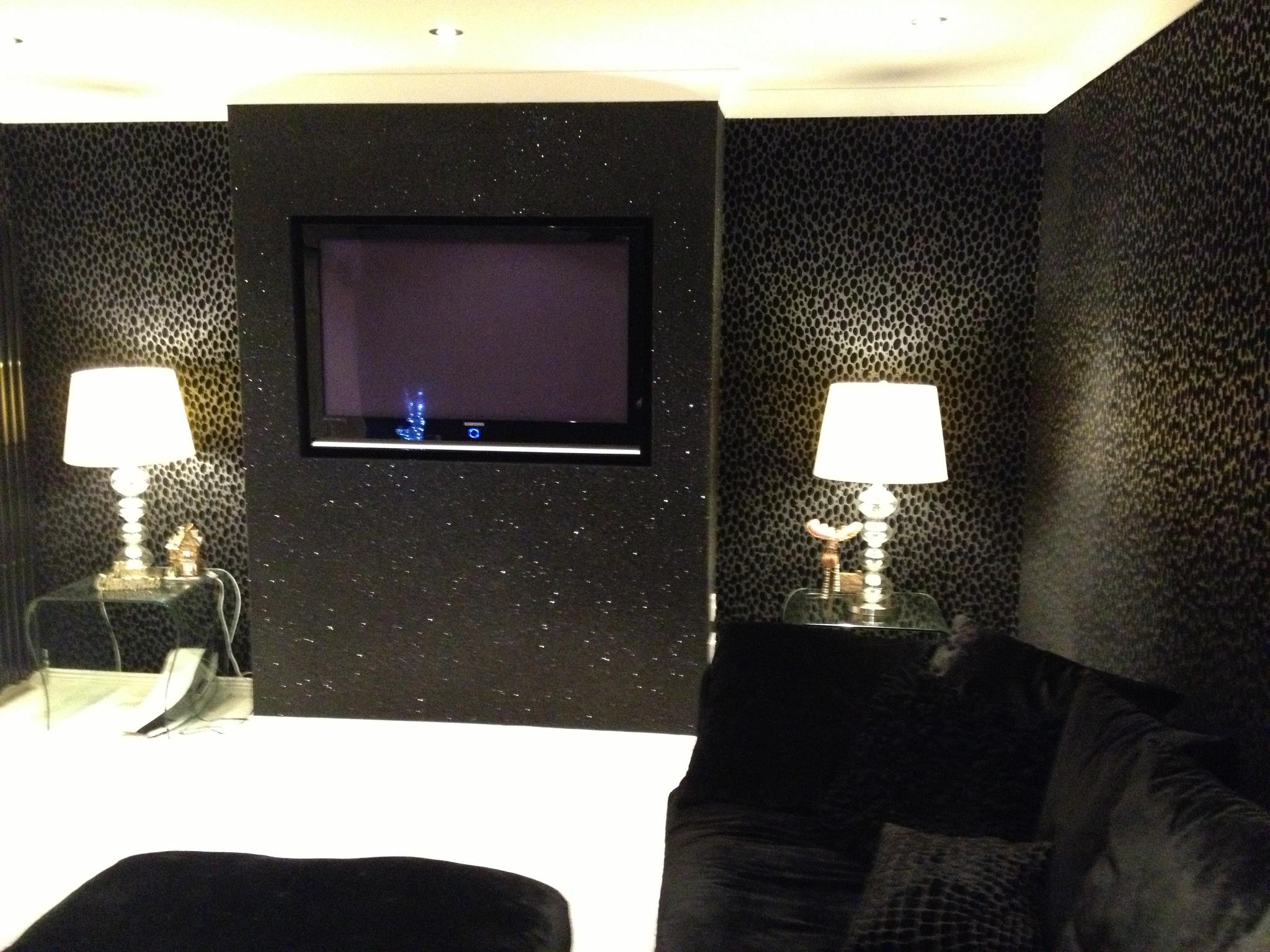 papel pintado negro de la sala de estar,habitación,propiedad,diseño de interiores,sala,mueble
