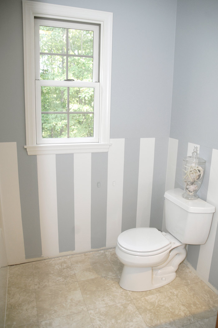 浴室のための縞模様の壁紙,ルーム,浴室,財産,床,インテリア・デザイン