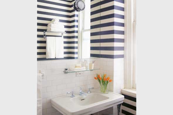 papel pintado a rayas para baños,baño,propiedad,habitación,cortina,diseño de interiores