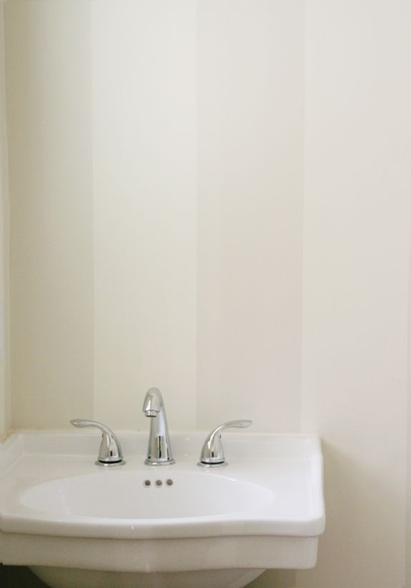 papel pintado a rayas para baños,lavabo del baño,baño,lavabo,propiedad,grifo