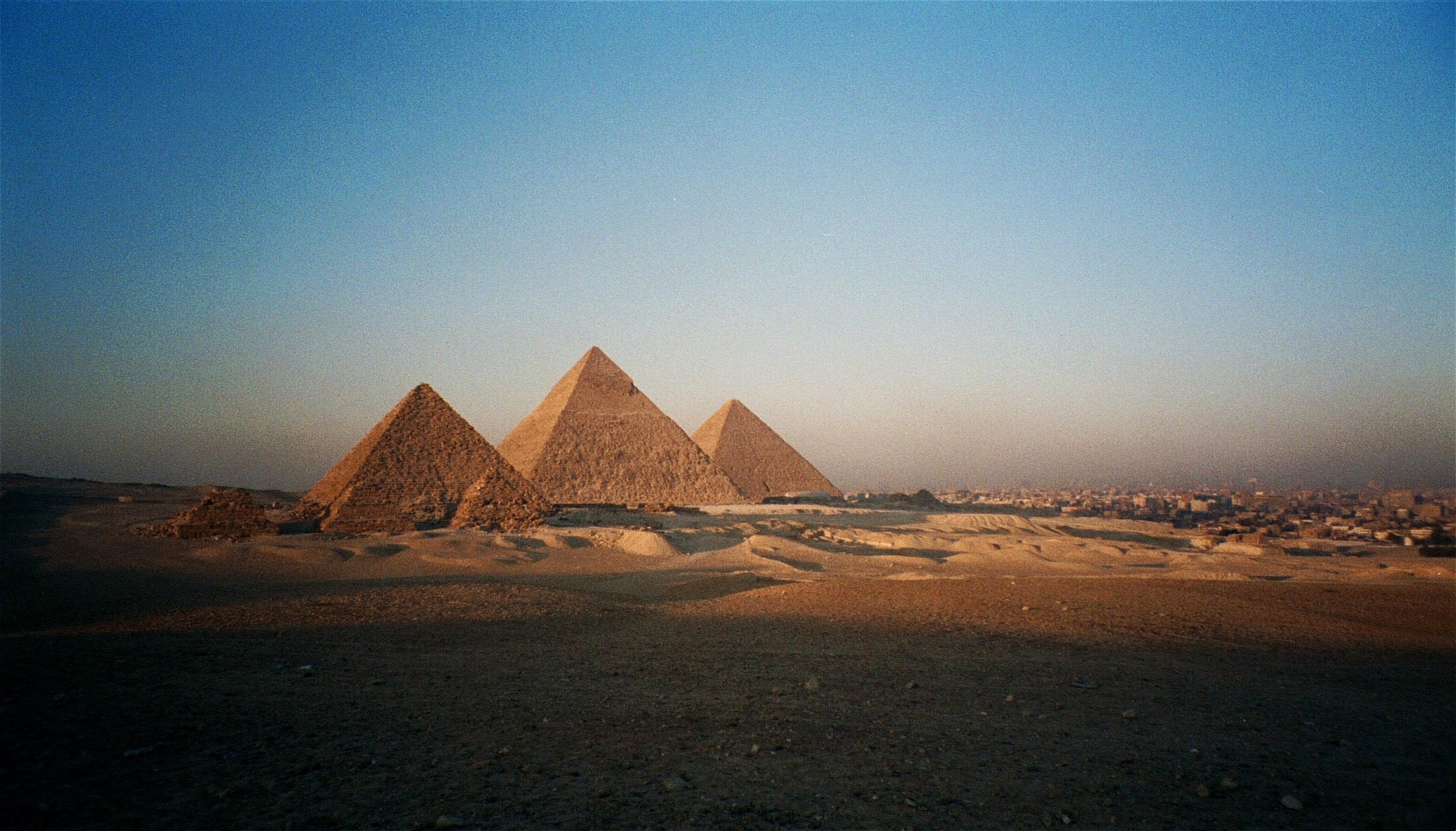 pyramides de gizeh fond d'écran,pyramide,monument,histoire ancienne,ciel,patrimoine mondial de l'unesco