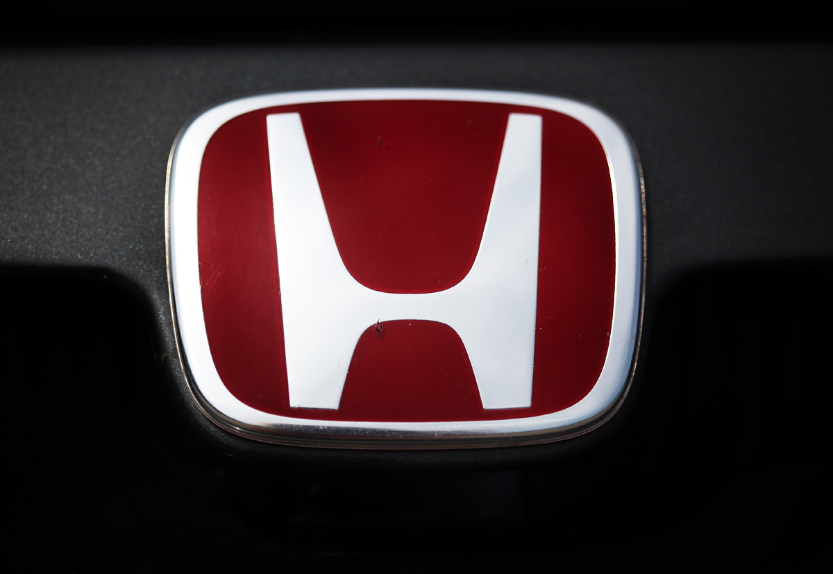 honda logo wallpaper,rot,automobilbeleuchtung,schriftart,emblem,fahrzeugtür