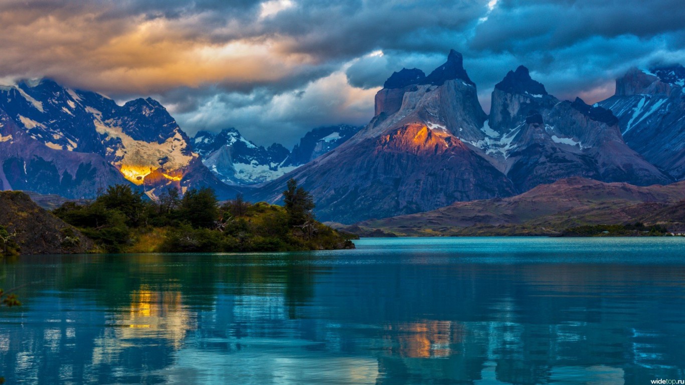 fondo de pantalla 1366x768,paisaje natural,naturaleza,cielo,montaña,reflexión