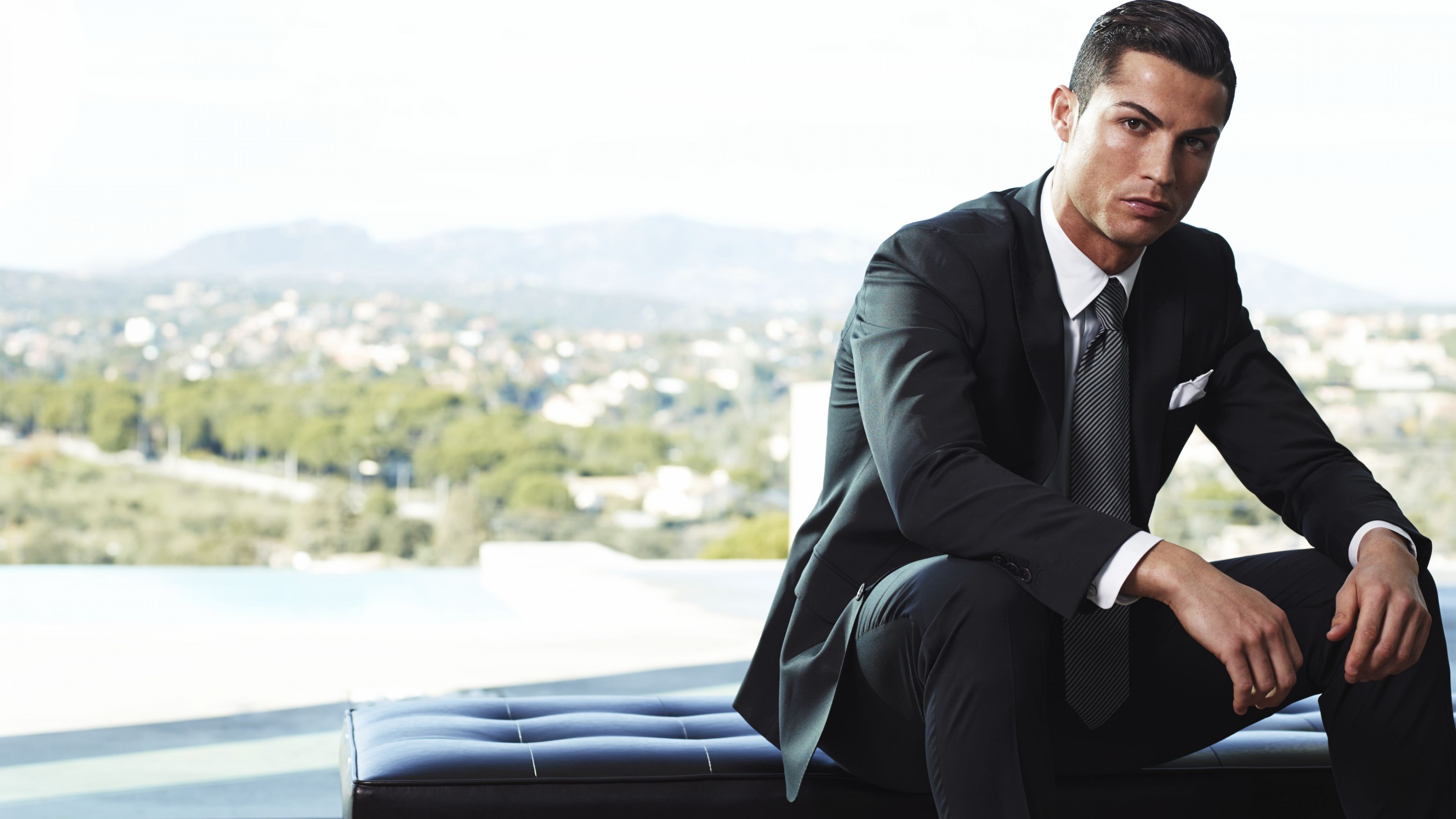fondo de pantalla de ronaldo,traje,sentado,trabajador de cuello blanco,ropa formal,persona de negocios