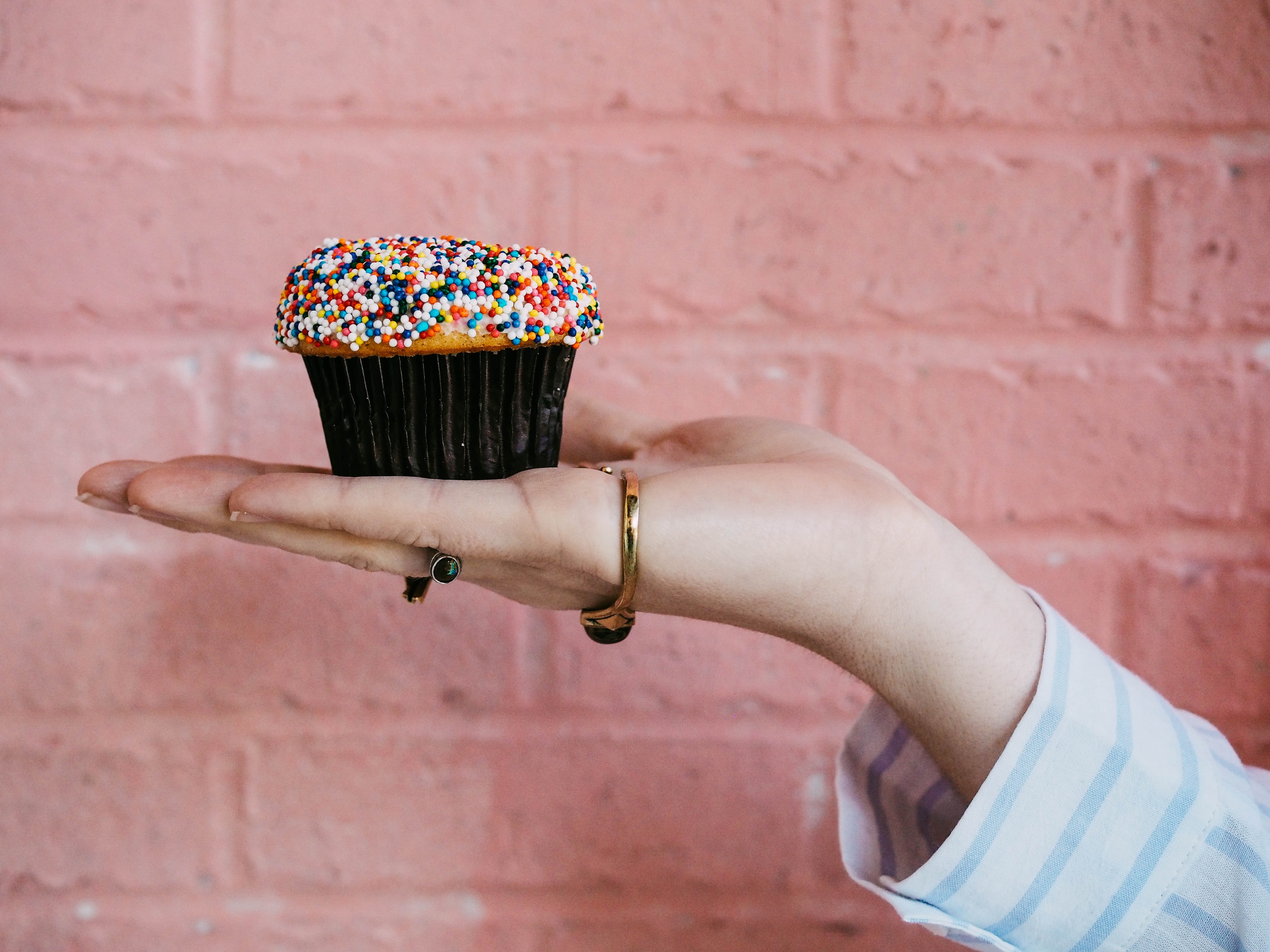 tapetenthemen,blau,cupcake,hand,sträusel,muffin