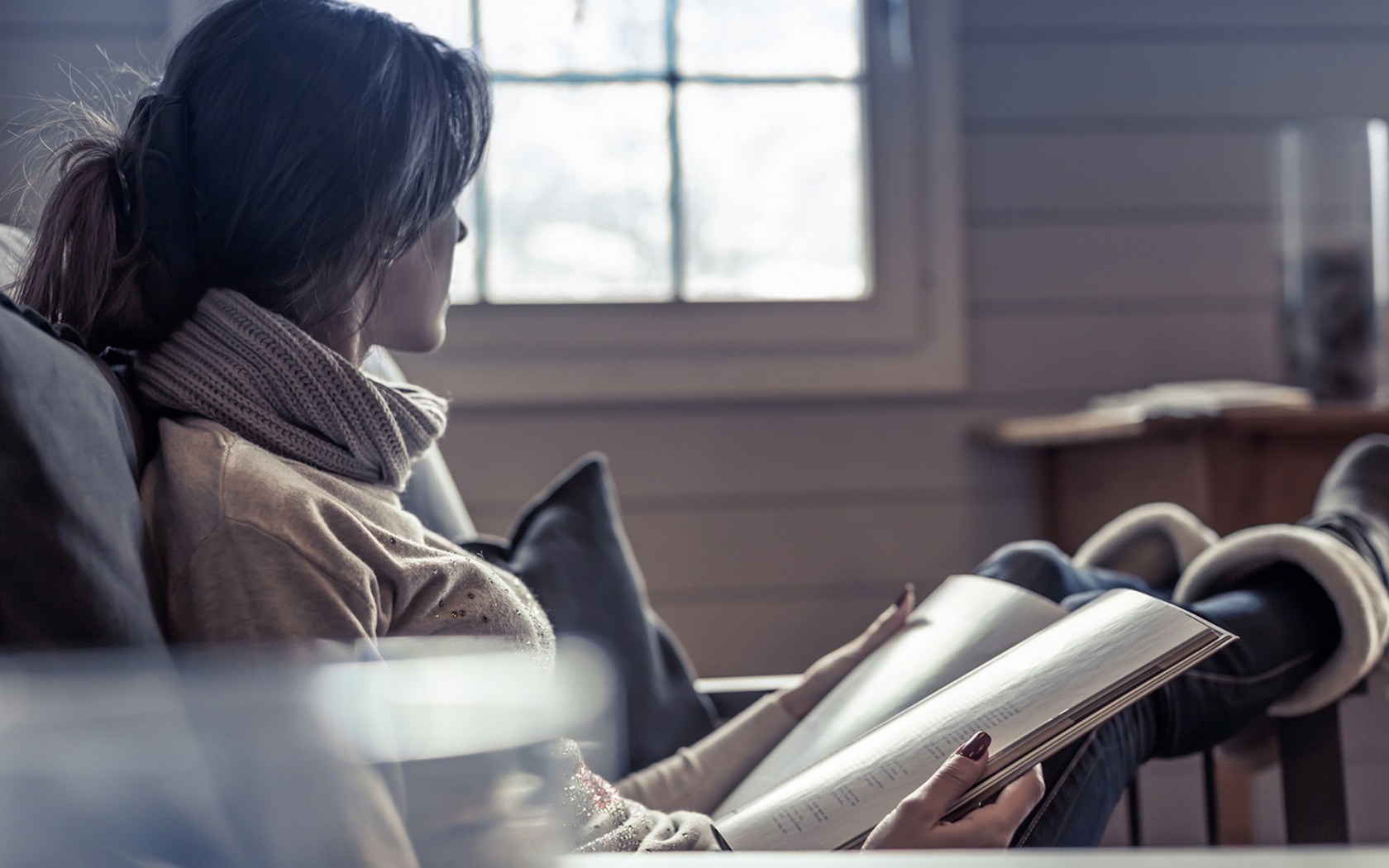 fond d'écran triste fille,séance,en train de lire,la technologie,chambre