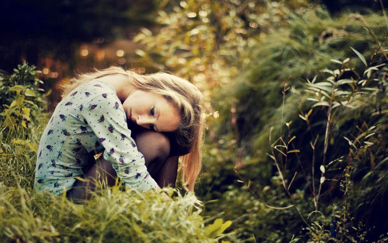 悲しい少女の壁紙,自然,草,美しさ,木,写真撮影