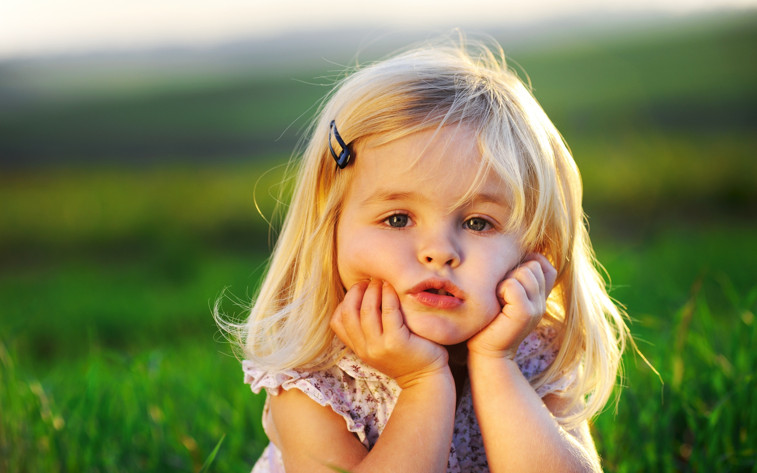 fond d'écran fille hd,enfant,visage,cheveux,herbe,blond