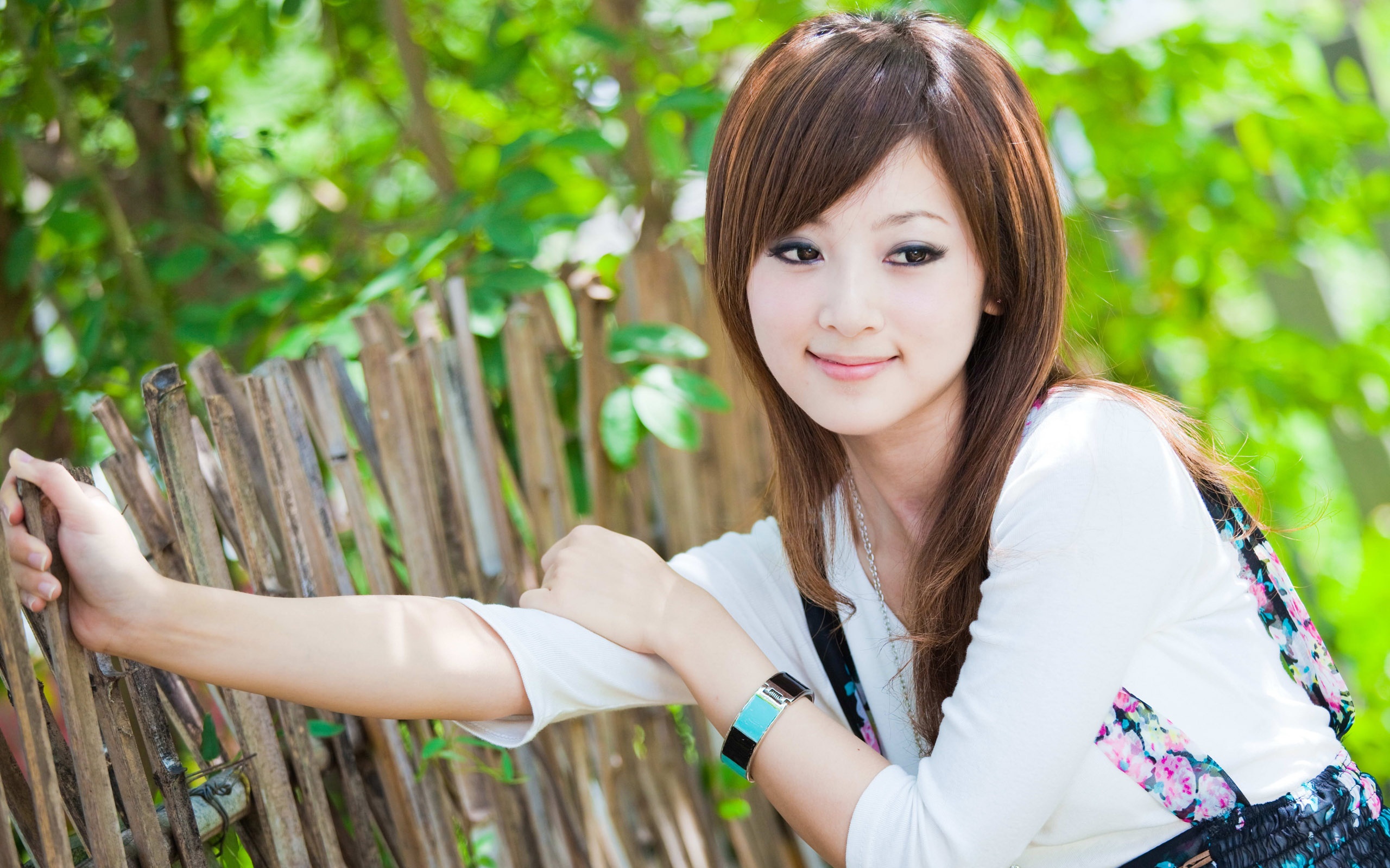 hermosa chica fondo de pantalla,belleza,fotografía,fotografía de retrato,sonrisa,árbol