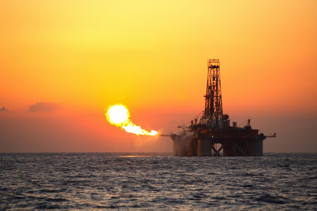 carta da parati della piattaforma petrolifera,piattaforma petrolifera,perforazione in mare aperto,veicolo,tramonto,orizzonte