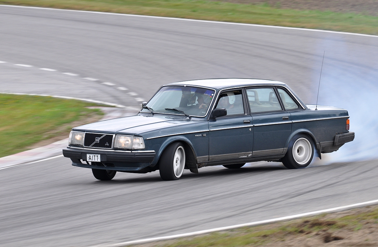 volvo 240 wallpaper,land vehicle,vehicle,car,classic car,coupé