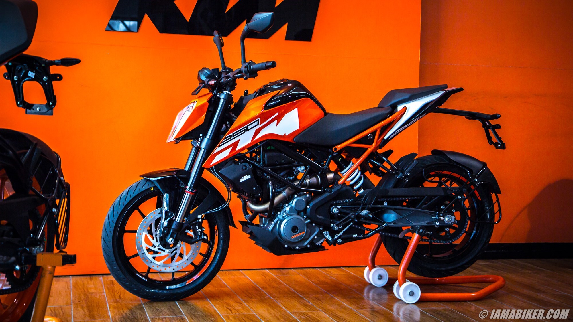 ktm full hd wallpaper,land vehicle,vehicle,motorcycle,car,orange