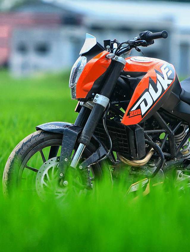 ktm duke 200 wallpaper,land vehicle,motorcycle,vehicle,motorcycle racer,motorcycle accessories