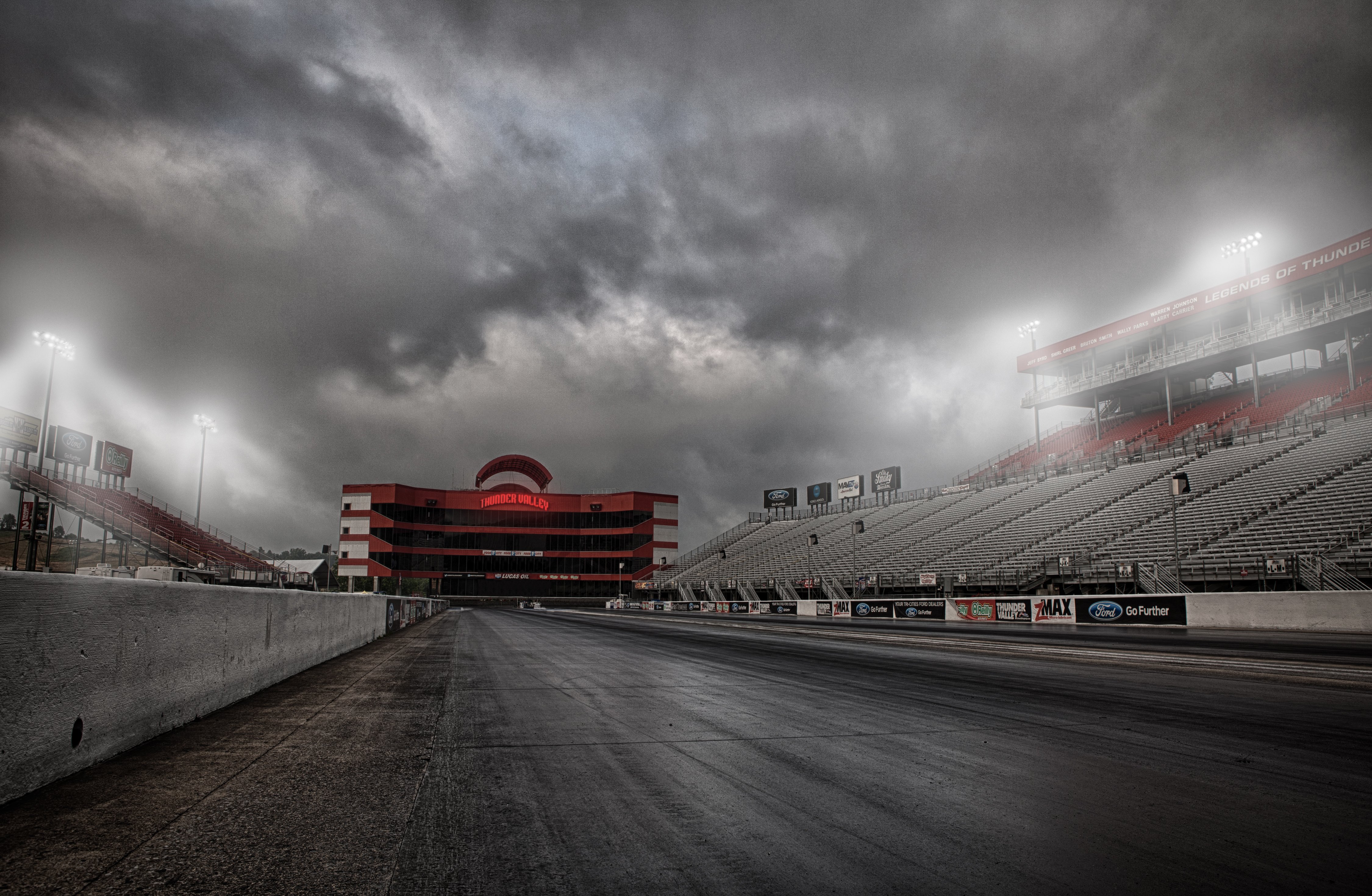 fondo de pantalla de pista de carreras,pista de carreras,cielo,nube,estadio,atmósfera