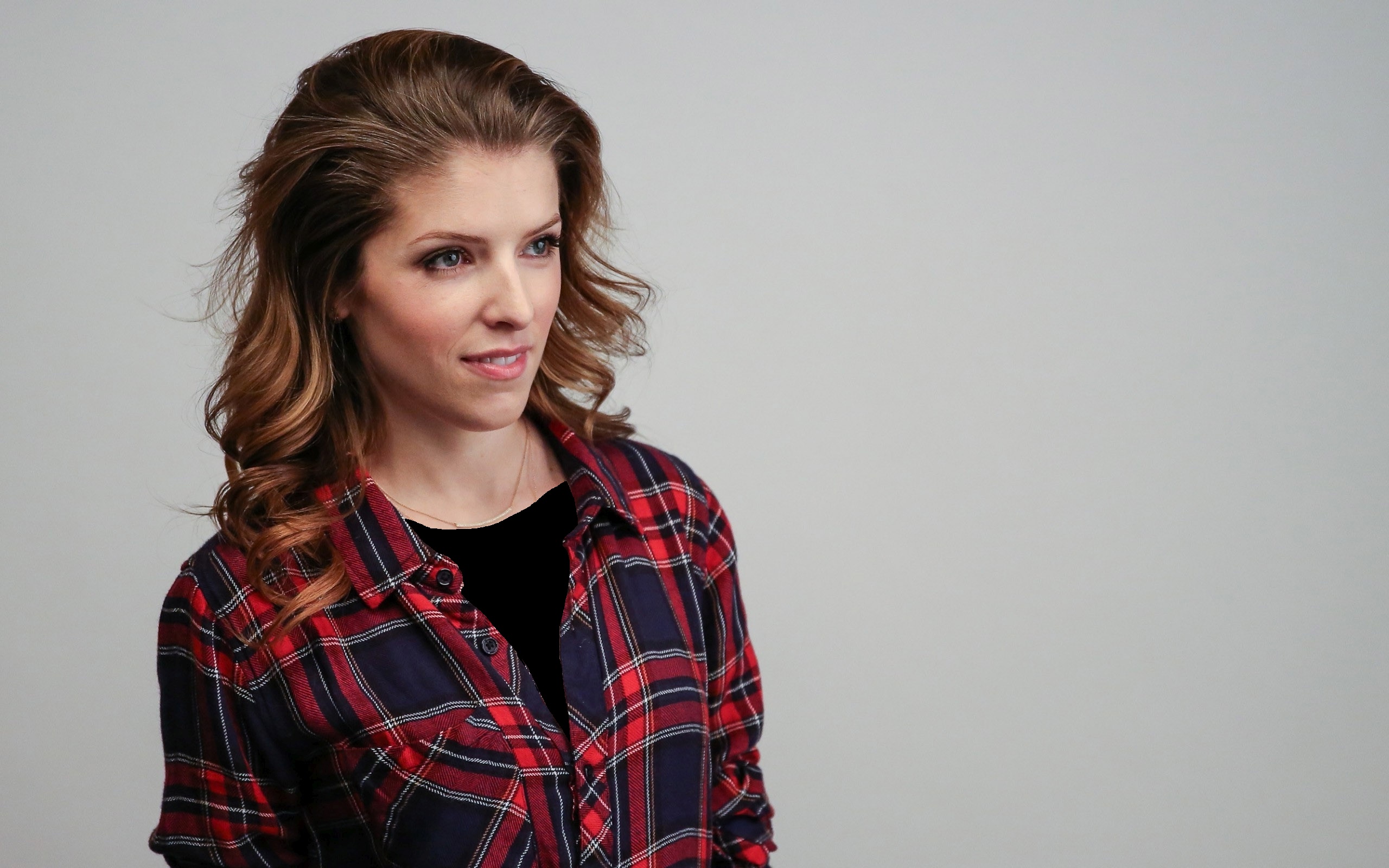 anna kendrick hd wallpaper,plaid,haar,tartan,muster,frisur