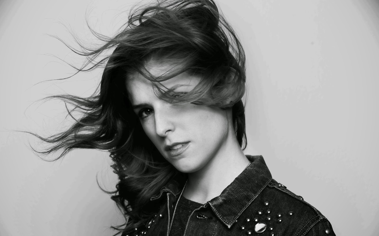 anna kendrick fond d'écran hd,cheveux,visage,coiffure,photographier,sourcil