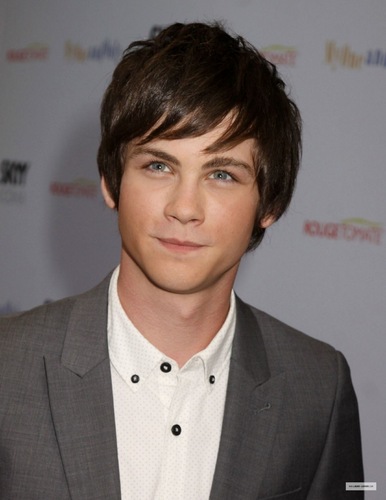 sfondo di logan lerman,capelli,acconciatura,viso,fronte,sopracciglio