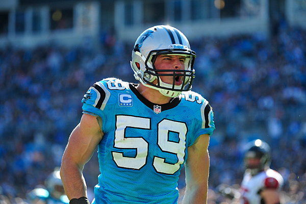 fond d'écran luke kuechly,joueur,équipement de sport,des sports,casque,équipement de football