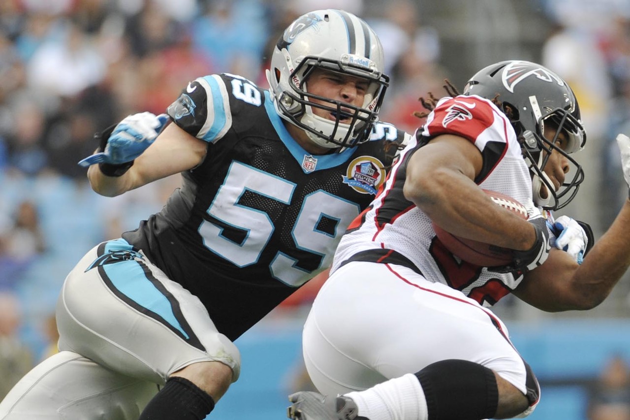 luke kuechly tapete,sportausrüstung,helm,rost fußball,sportausrüstung,american football