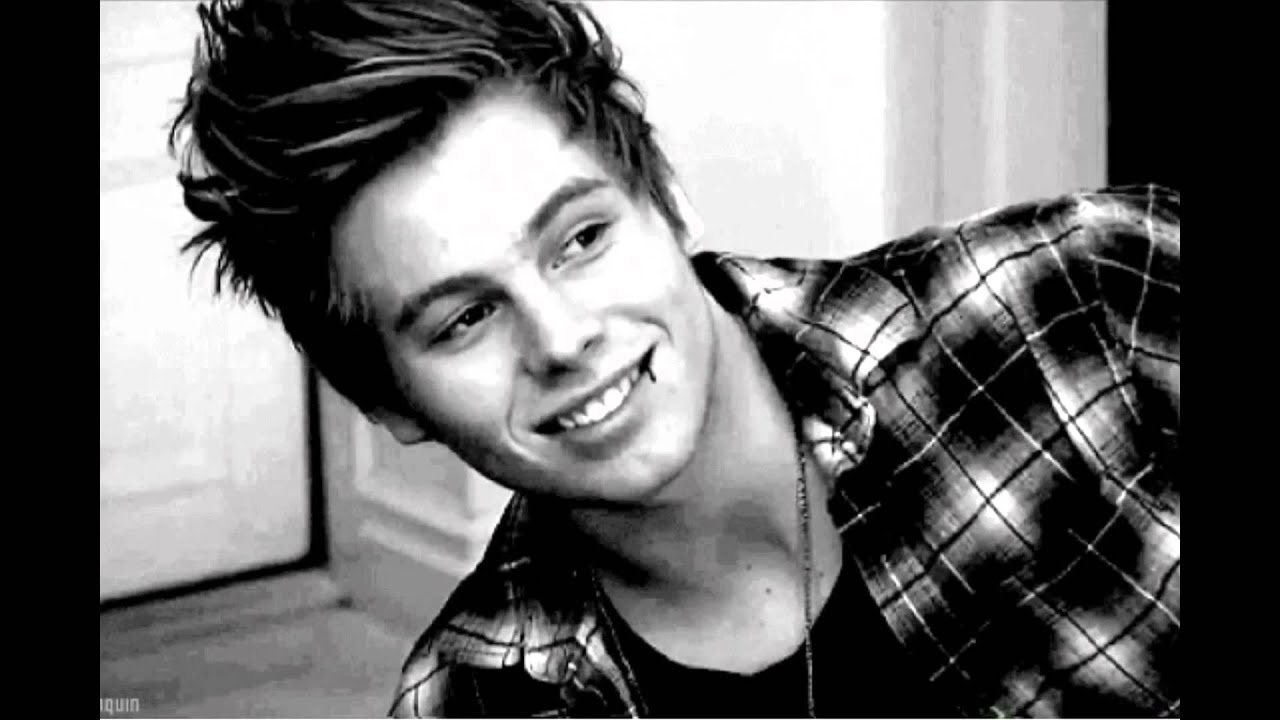 carta da parati luke hemmings,capelli,fotografia,sorridi,sopracciglio,acconciatura