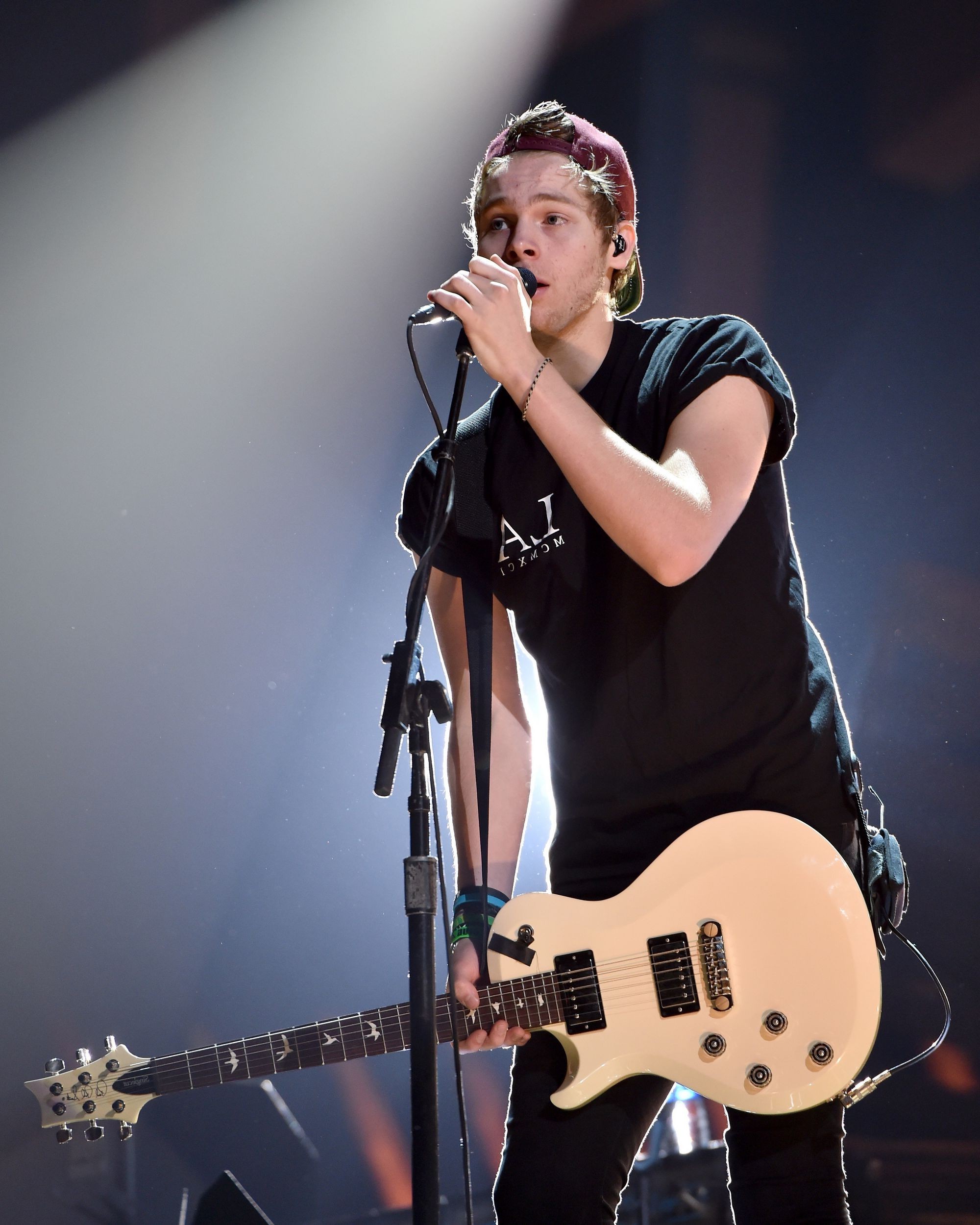 papier peint luke hemmings,guitare,musicien,performance,guitariste,la musique