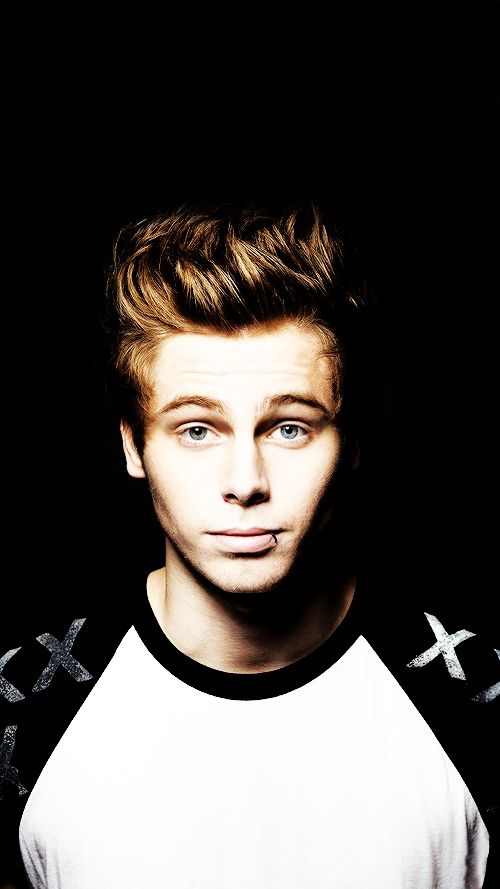 carta da parati luke hemmings,capelli,viso,sopracciglio,acconciatura,fronte