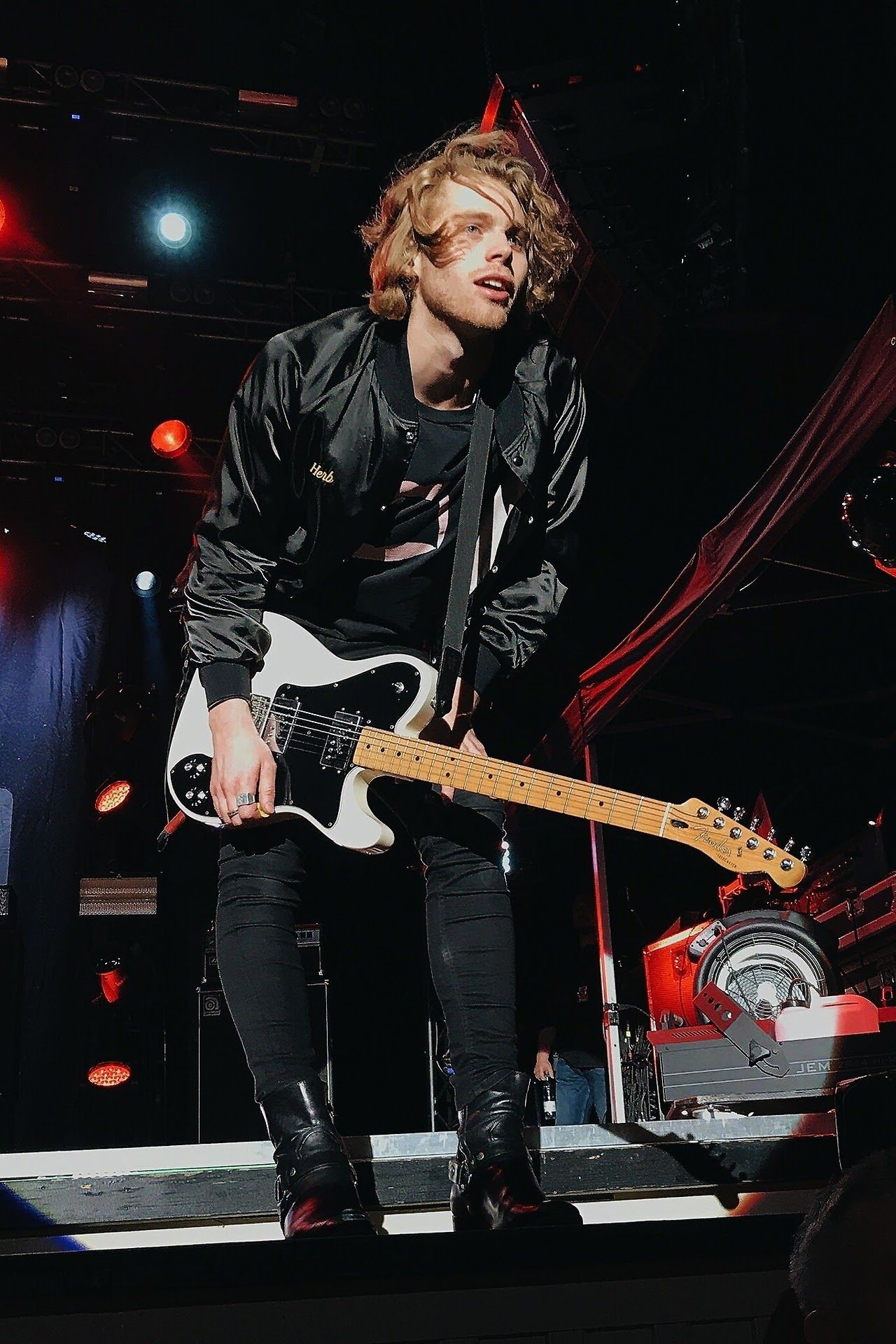 fondo de pantalla de luke hemmings,actuación,entretenimiento,músico,música,guitarrista