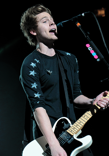 luke hemmings wallpaper,guitarist,musician,performance,music,guitar