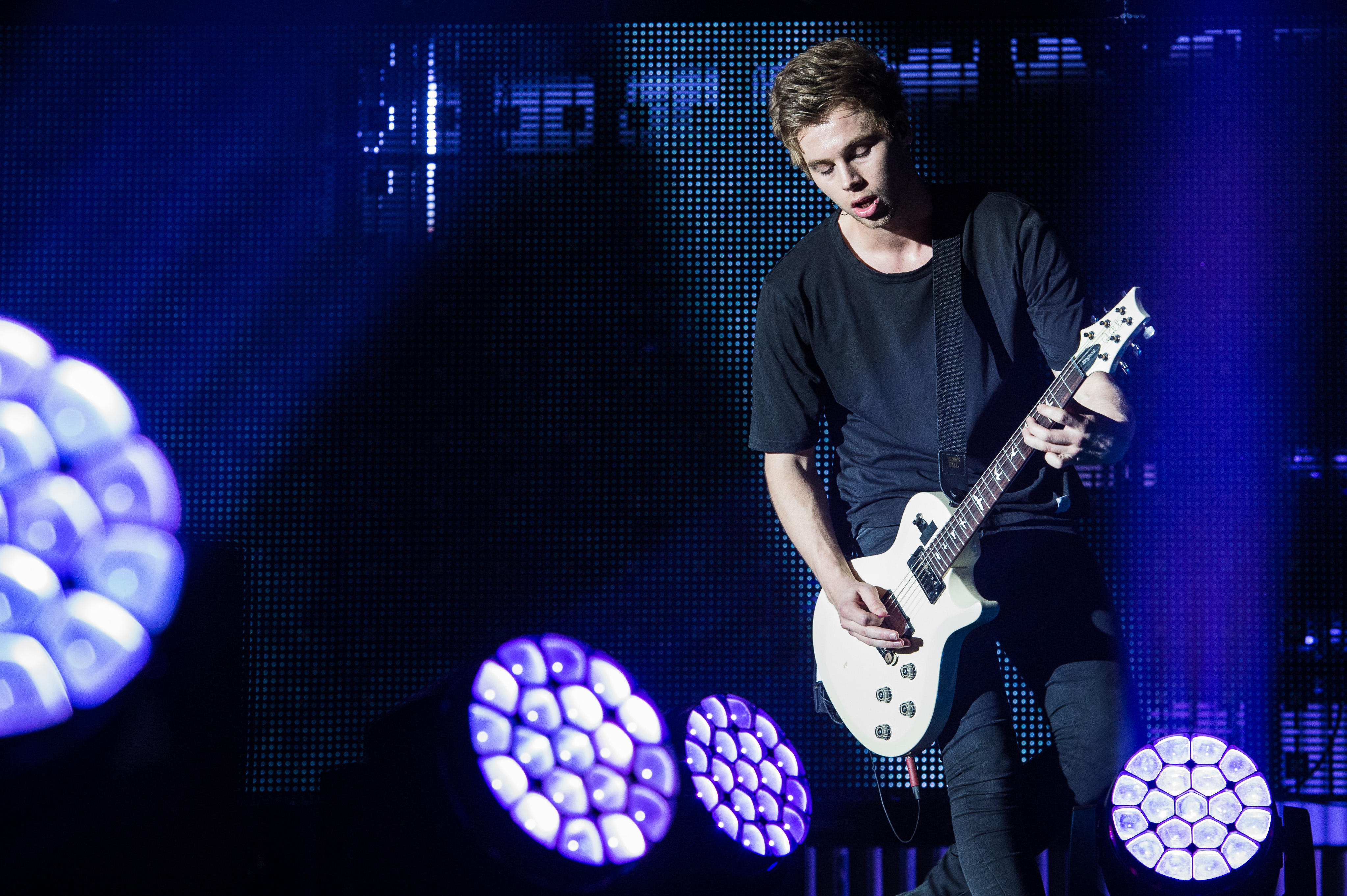 fondo de pantalla de luke hemmings,actuación,entretenimiento,guitarra,guitarrista,músico